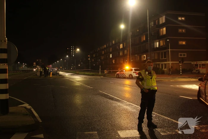Auto belandt op zijn kant