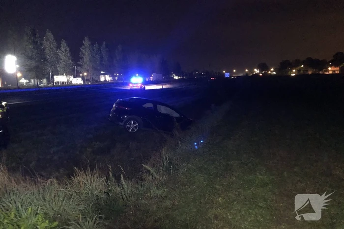 Auto raakt van de weg en belandt in sloot