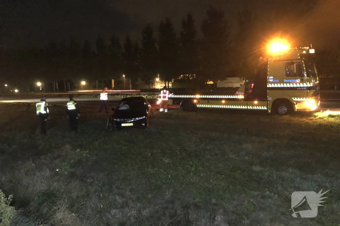 Auto raakt van de weg en belandt in sloot
