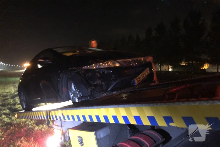 Auto raakt van de weg en belandt in sloot