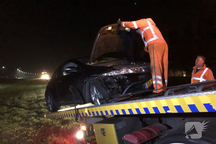 Auto raakt van de weg en belandt in sloot