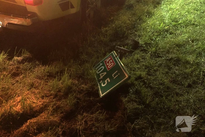 Auto raakt van de weg en belandt in sloot