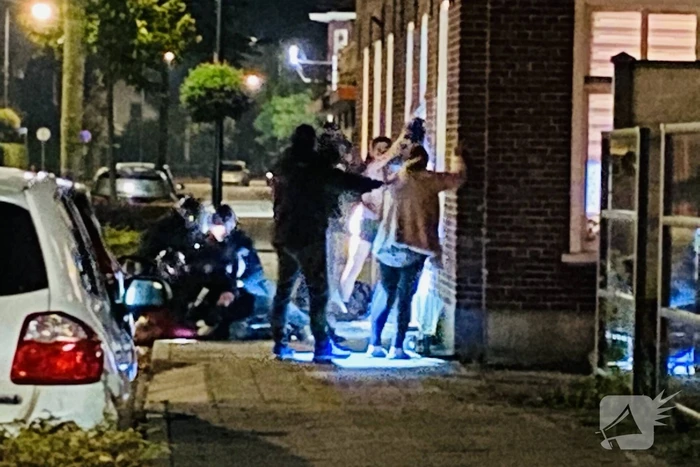 Arrestatieteam valt woning binnen