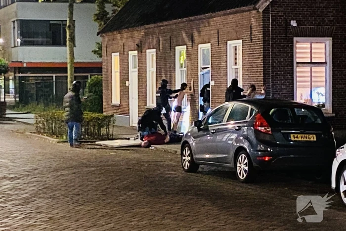 Arrestatieteam valt woning binnen