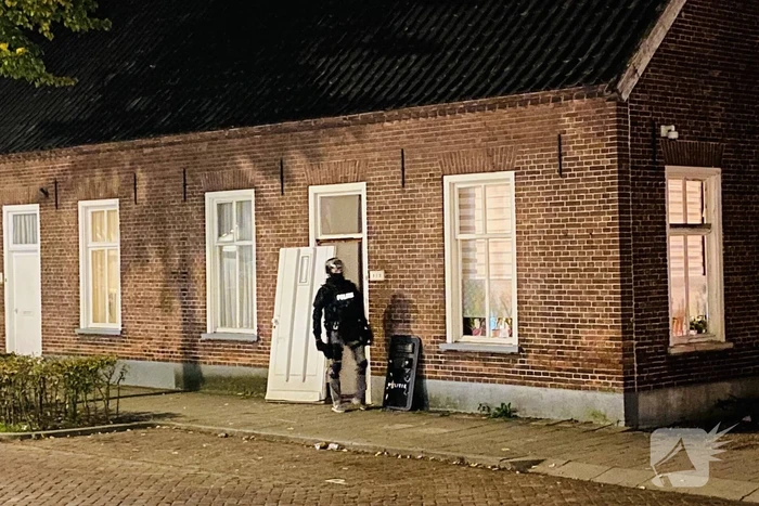 Arrestatieteam valt woning binnen