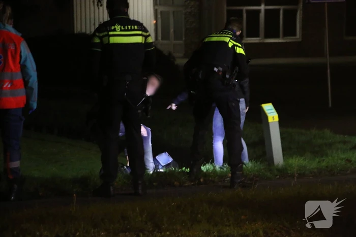 Scooterrijder rijdt sloot in