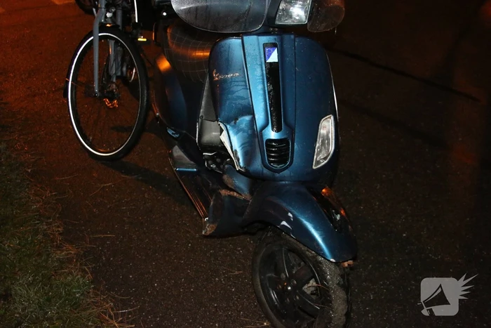 Scooterrijder rijdt sloot in