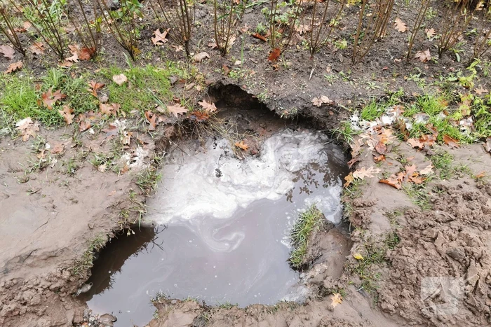 Straat onder water door gesprongen waterleiding