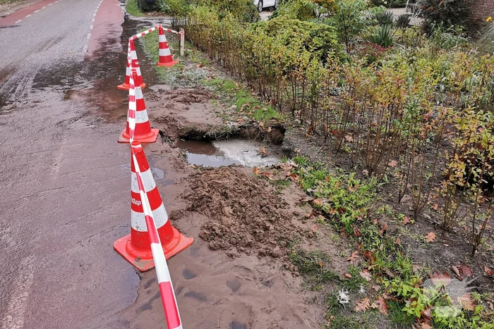 Straat onder water door gesprongen waterleiding