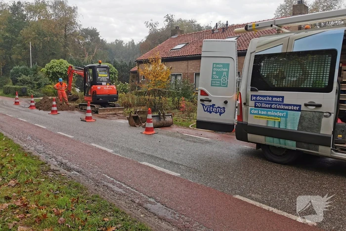 Straat onder water door gesprongen waterleiding