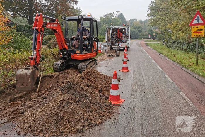Straat onder water door gesprongen waterleiding