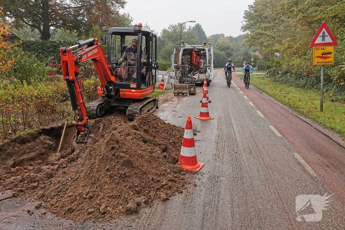 Straat onder water door gesprongen waterleiding