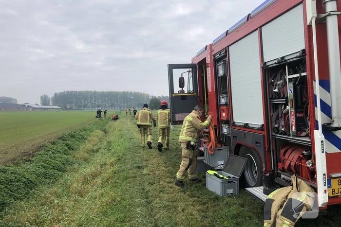 Paard en wagen valt in sloot