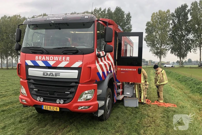Paard en wagen valt in sloot