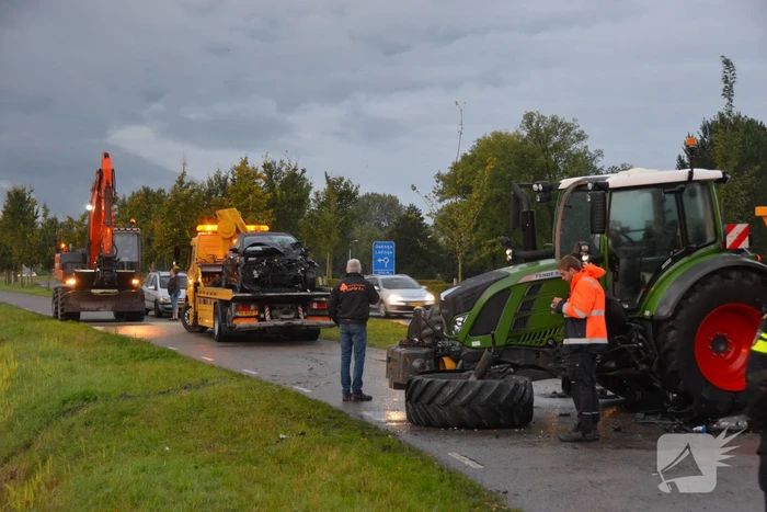 Bestuurder auto gewond bij botsing met tractor