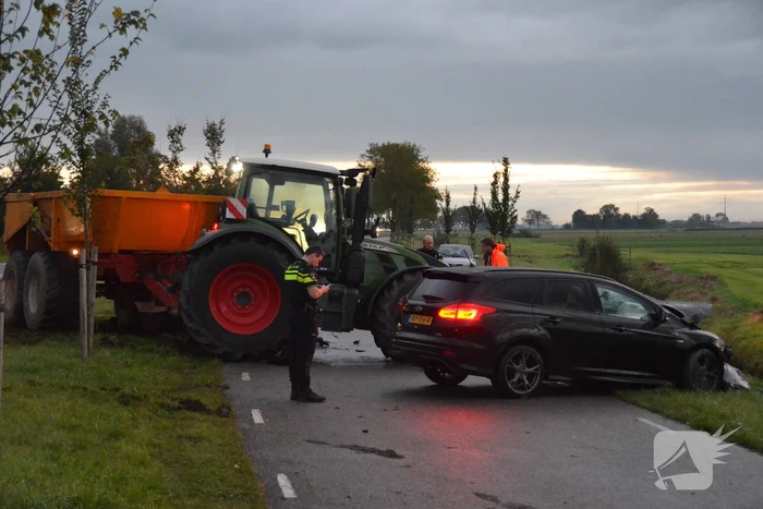 Bestuurder auto gewond bij botsing met tractor