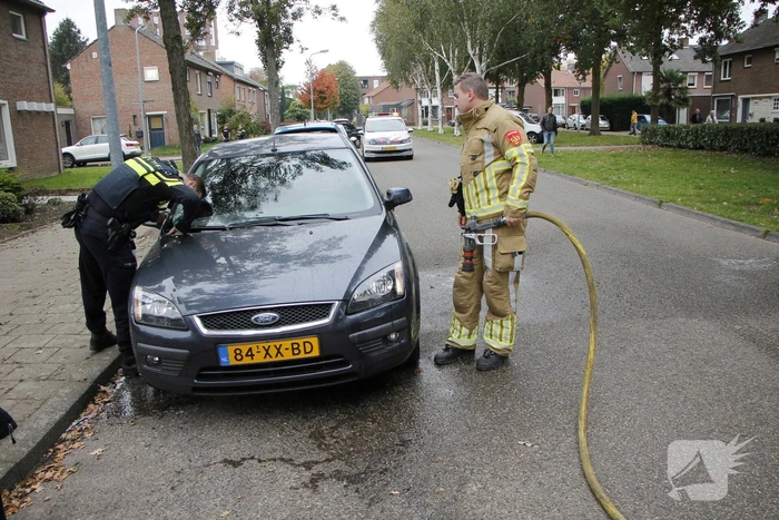 Brandweer blust brand in motorkap