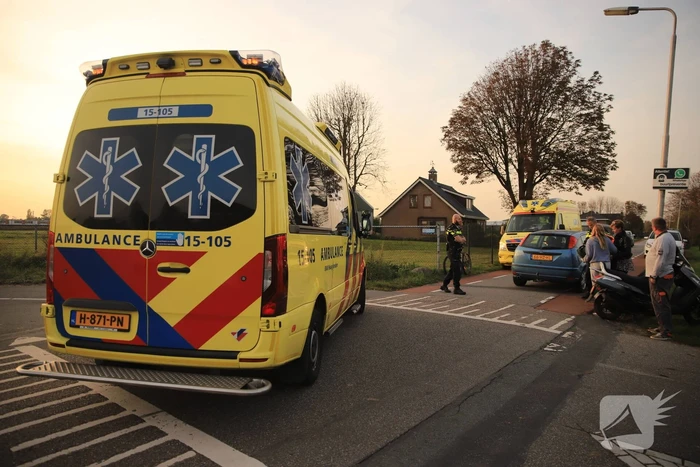 Twee personen gewond na aanrijding