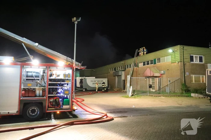 Grote uitslaande brand bij visverwerkingsbedrijf