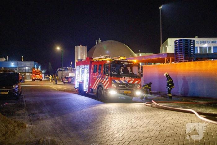 Grote uitslaande brand bij visverwerkingsbedrijf