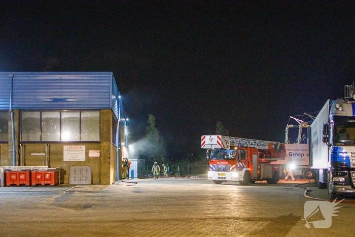 Grote uitslaande brand bij visverwerkingsbedrijf