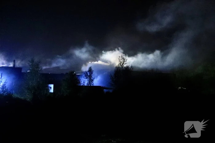 Grote uitslaande brand bij visverwerkingsbedrijf