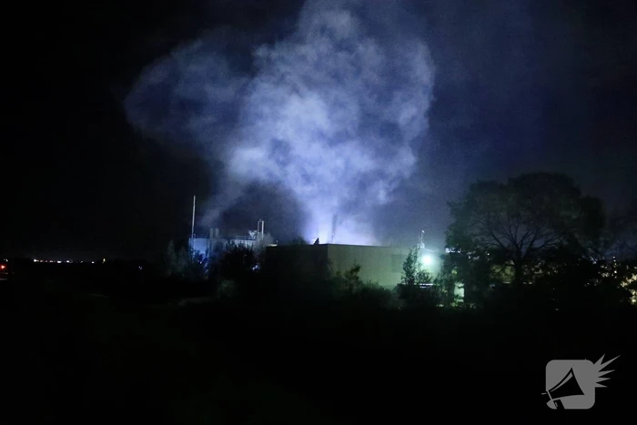Grote uitslaande brand bij visverwerkingsbedrijf