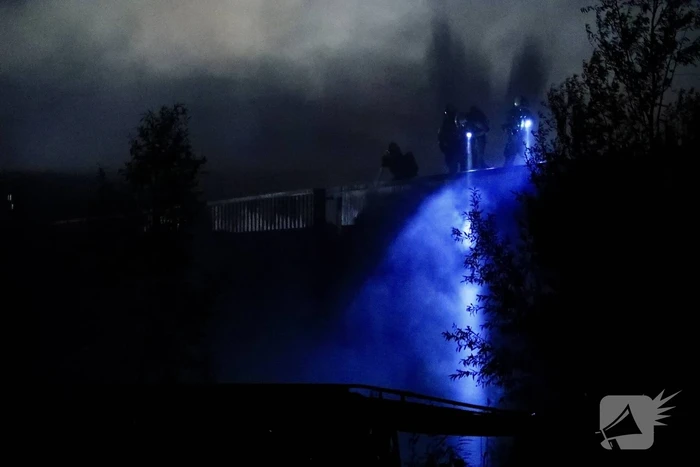 Grote uitslaande brand bij visverwerkingsbedrijf
