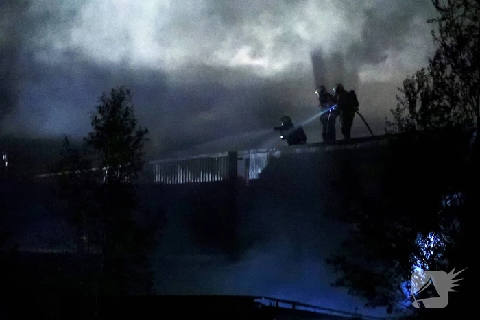 Grote uitslaande brand bij visverwerkingsbedrijf
