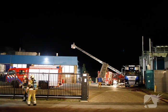 Grote uitslaande brand bij visverwerkingsbedrijf