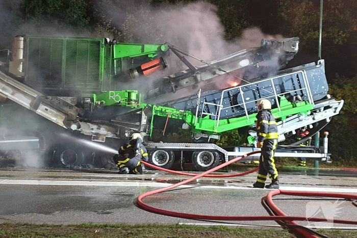 Trailer van vrachtwagen vliegt in brand voor stoplicht