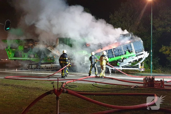 Trailer van vrachtwagen vliegt in brand voor stoplicht