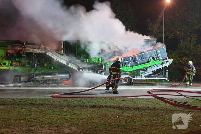 Trailer van vrachtwagen vliegt in brand voor stoplicht