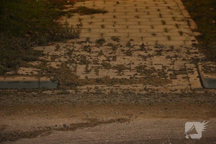 Vrachtwagen verliest lading, weg bezaaid met beton en stenen