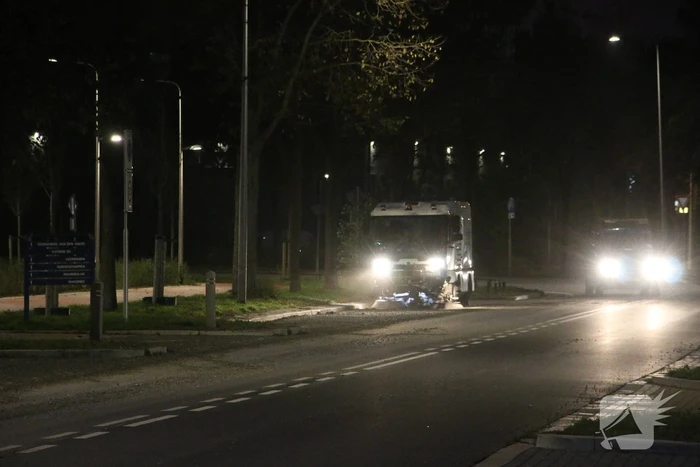 Vrachtwagen verliest lading, weg bezaaid met beton en stenen