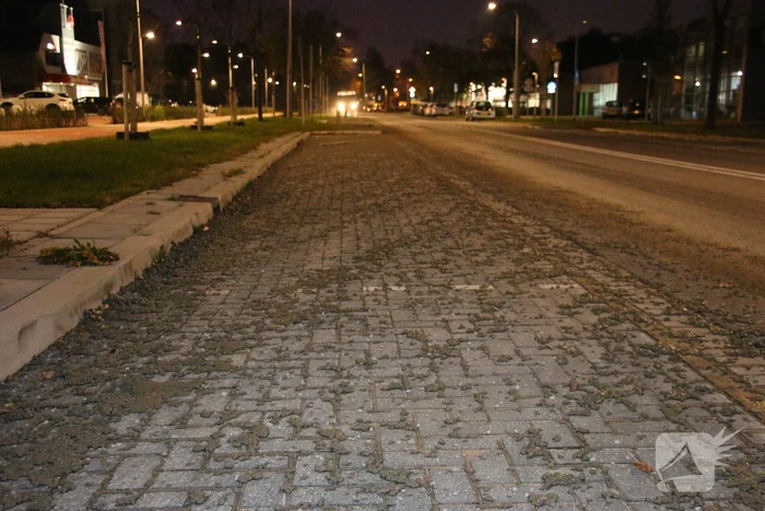 Vrachtwagen verliest lading, weg bezaaid met beton en stenen