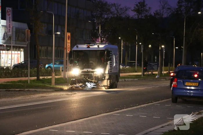Vrachtwagen verliest lading, weg bezaaid met beton en stenen