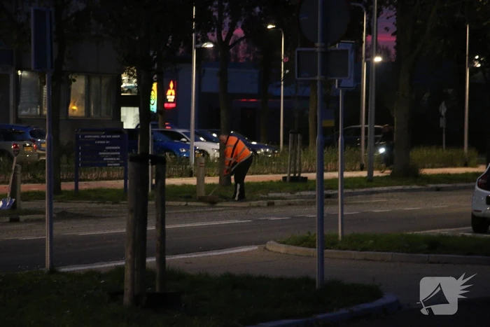 Vrachtwagen verliest lading, weg bezaaid met beton en stenen