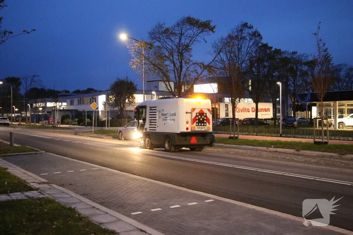 Vrachtwagen verliest lading, weg bezaaid met beton en stenen