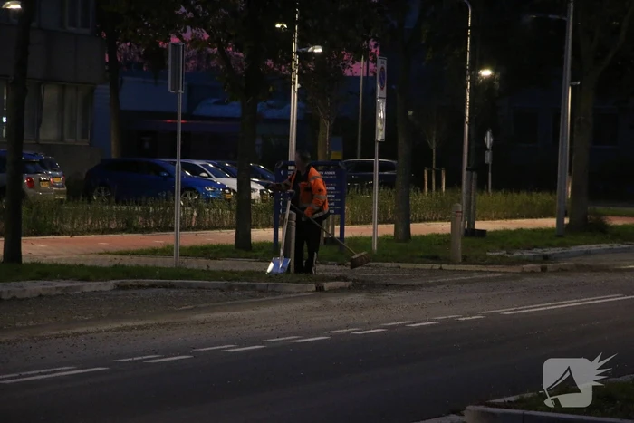 Vrachtwagen verliest lading, weg bezaaid met beton en stenen