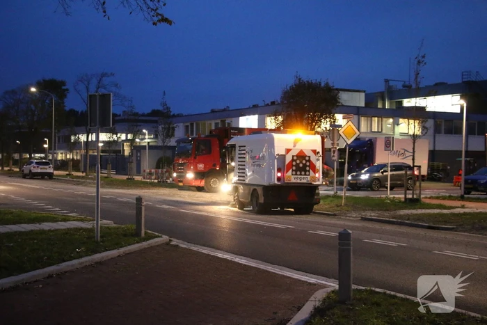 Vrachtwagen verliest lading, weg bezaaid met beton en stenen