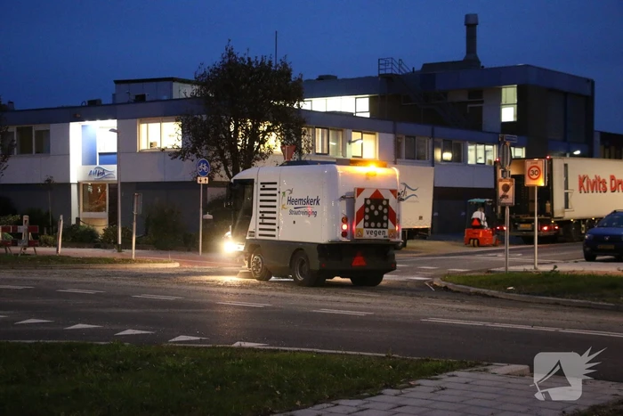 Vrachtwagen verliest lading, weg bezaaid met beton en stenen