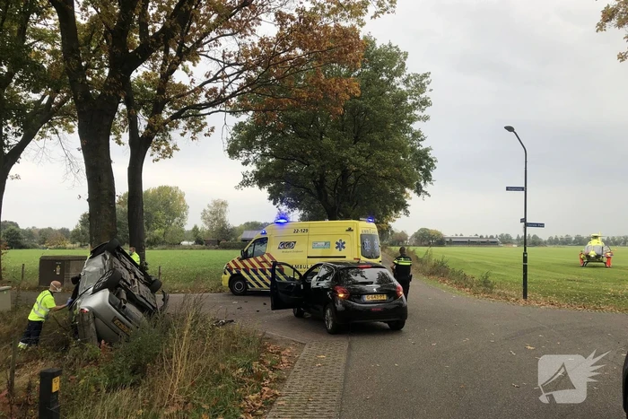 Auto belandt op de kop na ongeval tussen twee personenauto's