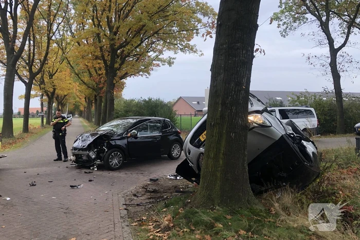 Auto belandt op de kop na ongeval tussen twee personenauto's