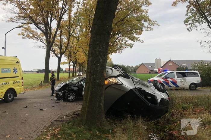Auto belandt op de kop na ongeval tussen twee personenauto's