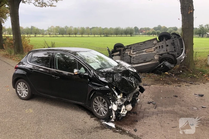 Auto belandt op de kop na ongeval tussen twee personenauto's
