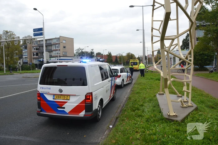Vrouw gewond na aanrijding met doorrijder