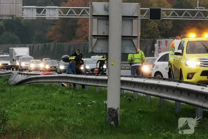 Voertuig in vangrail na ongeval