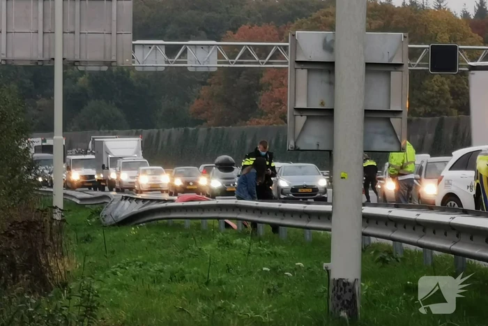 Voertuig in vangrail na ongeval