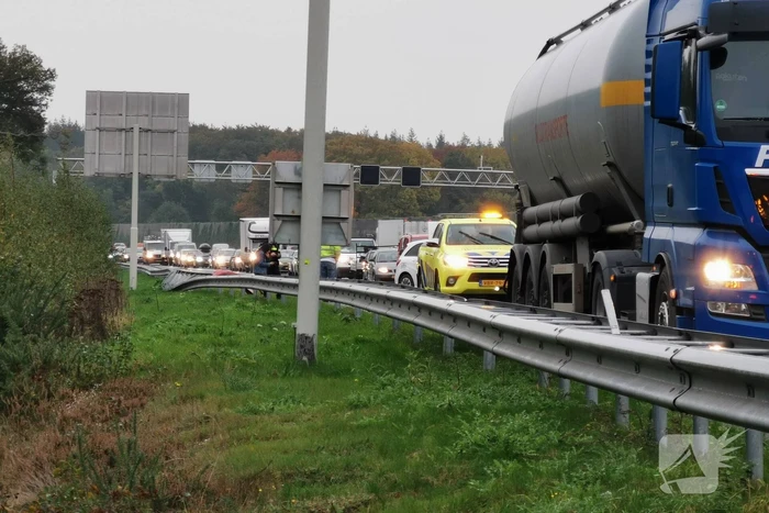 Voertuig in vangrail na ongeval